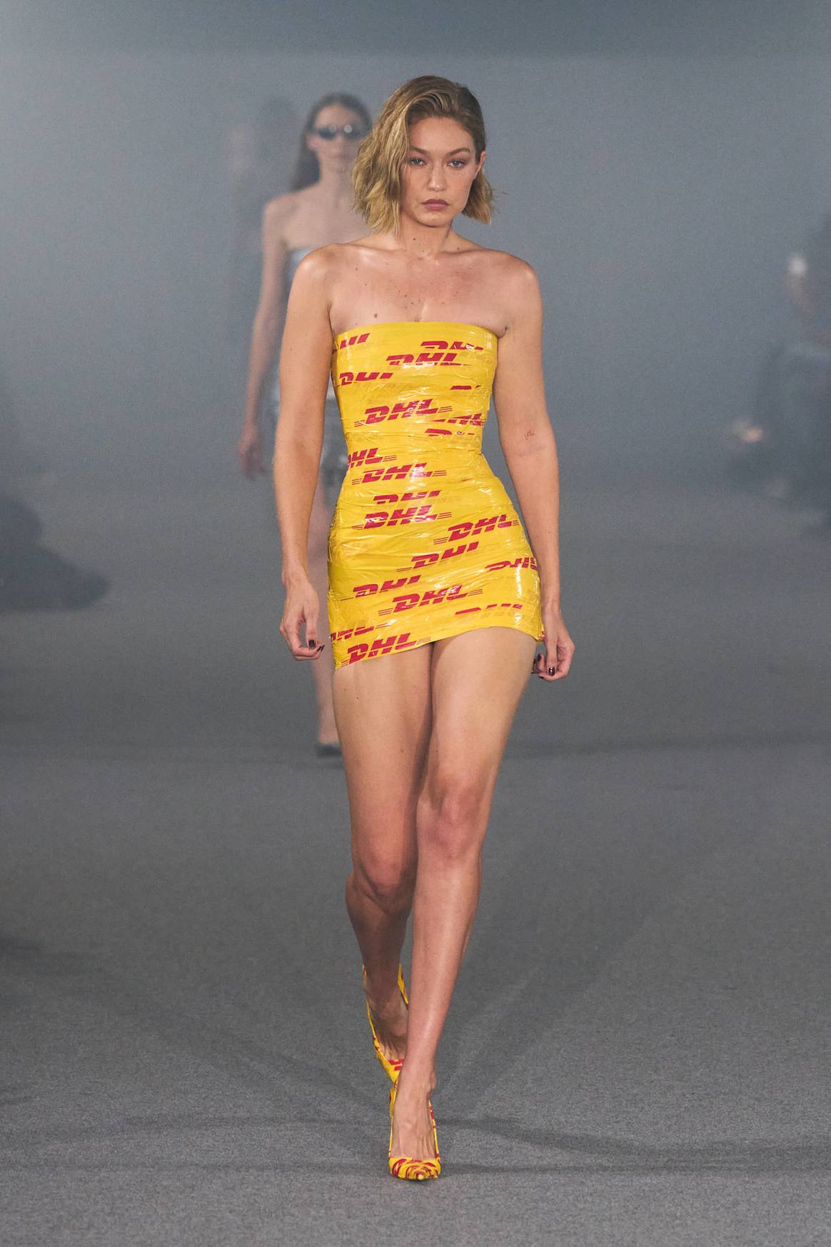 Model Gigi Hadid draagt DHL-jurkje voor Vetements SS25 show