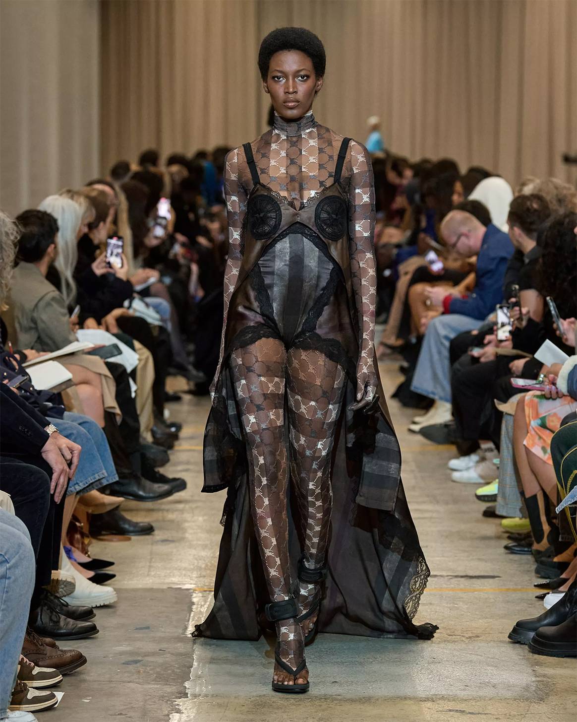 Photo Credits: Burberry, colección para la temporada Primavera/Verano 2023 SS23, última colección diseñada por Riccardo Tisci como director creativo. Burberry, página oficial.