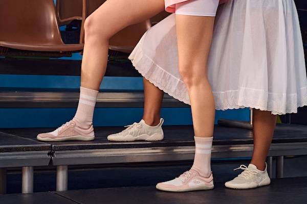 Auf-d-nnen-Sohlen-Wie-Barfu-schuhe-die-Mode-erobern