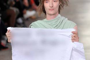 Défilé Rick Owens: un mannequin brandit un message inattendu, colère du créateur