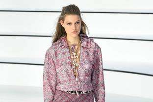 Chanel libera a sus amazonas en París y se aleja de Lagerfeld