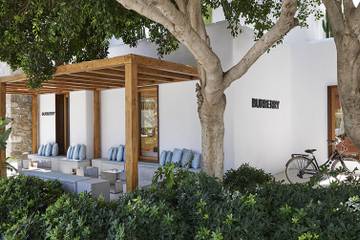 Burberry riapre il pop-up store a Nammos village a Mykonos