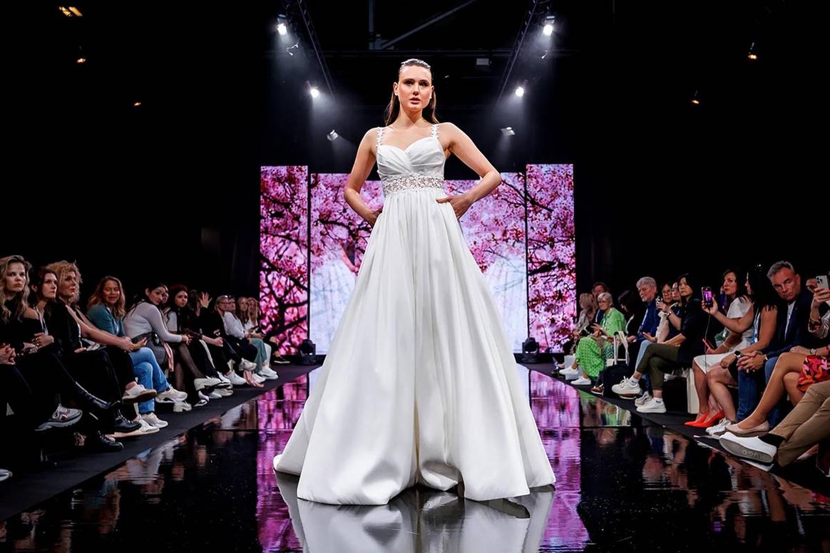 Desfile de White One durante la European Bridal Week de 2024.