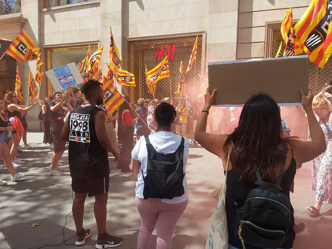 Créditos: Concentración de los trabajadores de H&M en Barcelona, durante la jornada de huelga convocada por los sindicatos de CCOO y de la UGT el jueves 22 de junio de 2023. CCOO, página oficial.