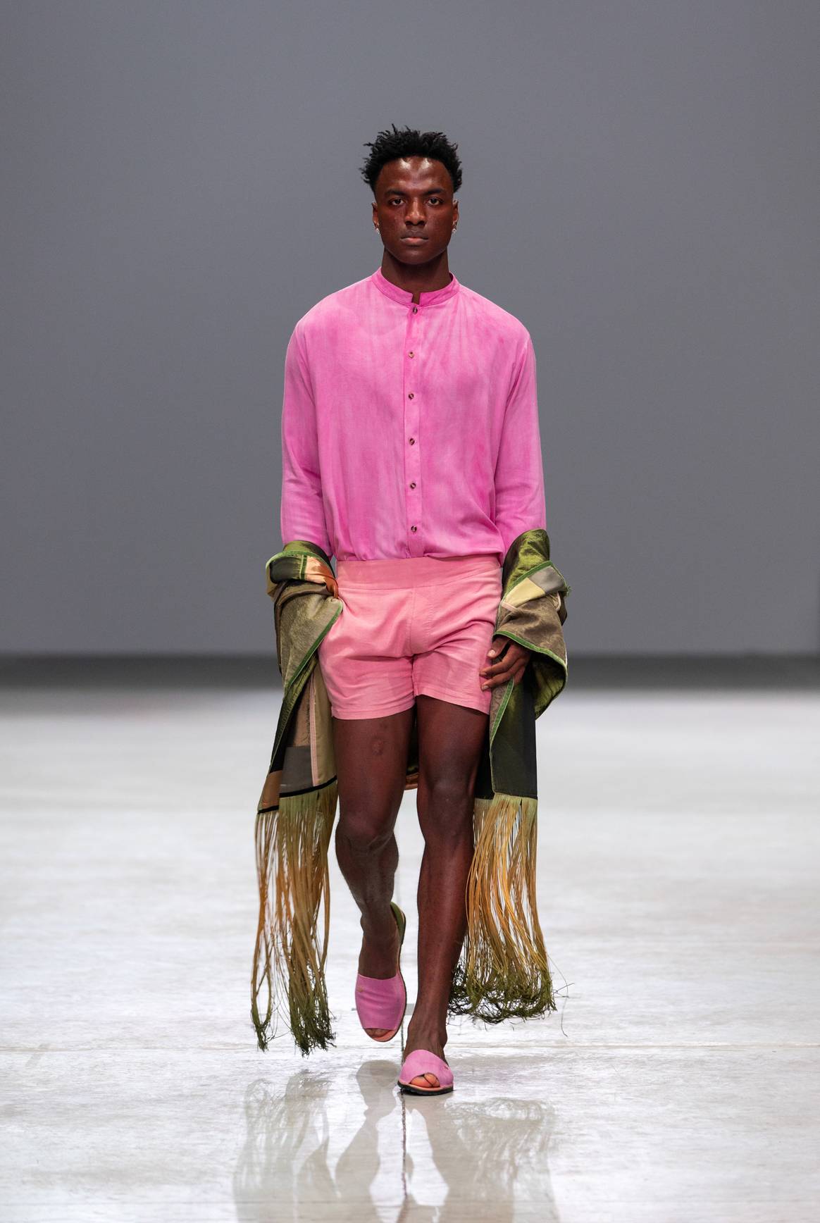 El calzado masculino también presentó textiles.