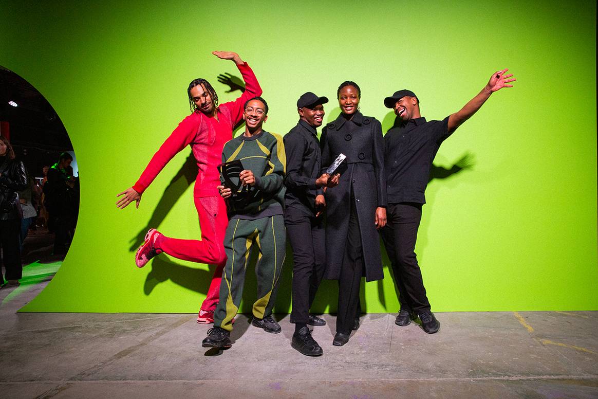 Photo Credits: Saul Nash, ganador del International Woolmark Prize de 2022, junto a Maxwell Boko y Mmuso Potsane, ganadores del Karl Lagerfeld Award for Innovation.
