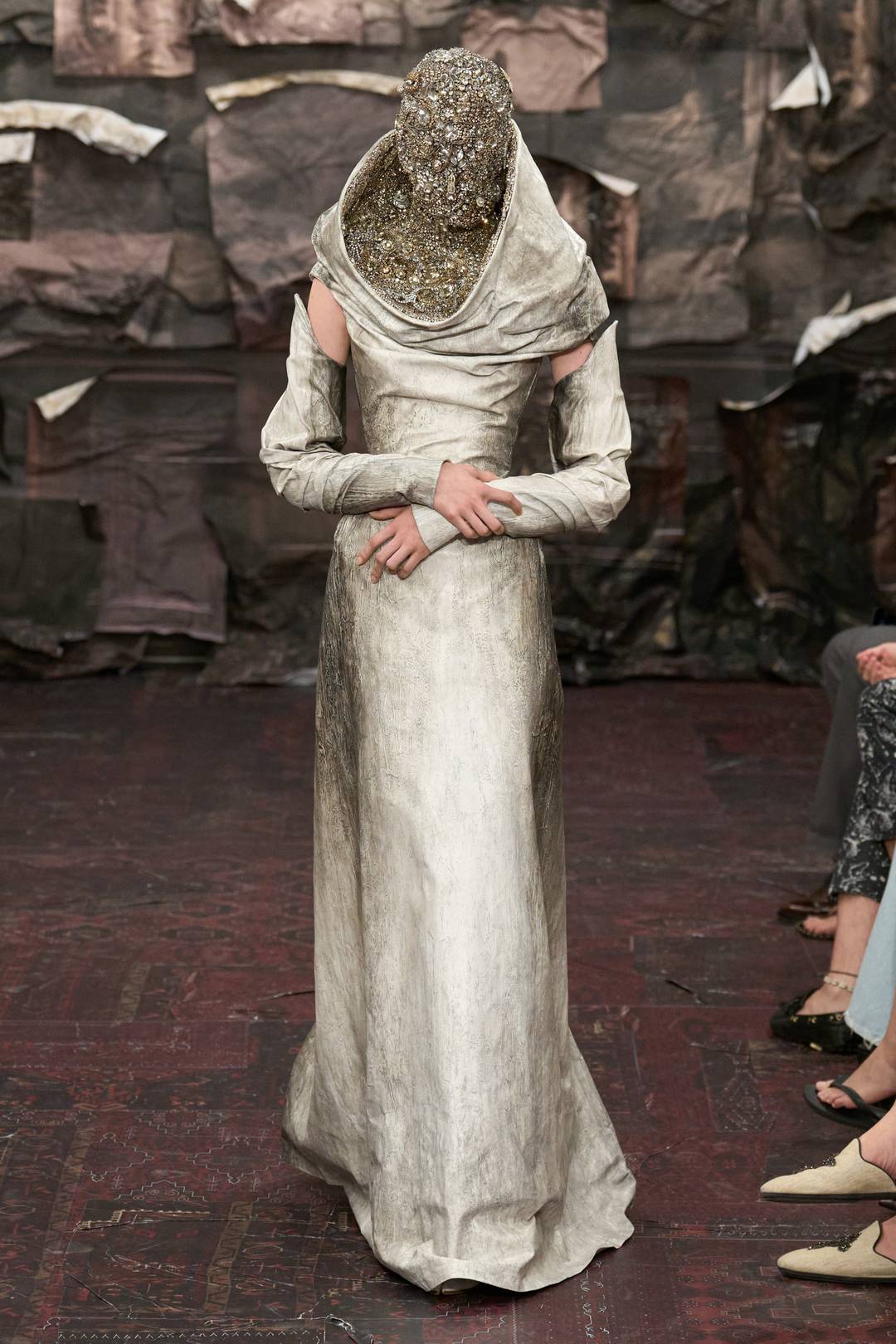 Look 4: Un abito indossato sopra un corsetto con cristalli deadstock.