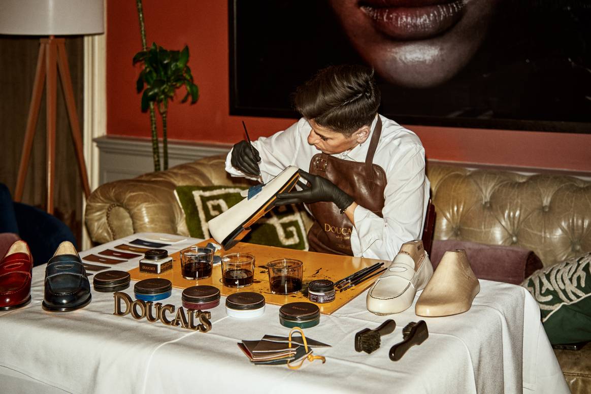 Künstlerin bemalt Schuhmodelle bei Live-Performance während Medien-Event in Berlin