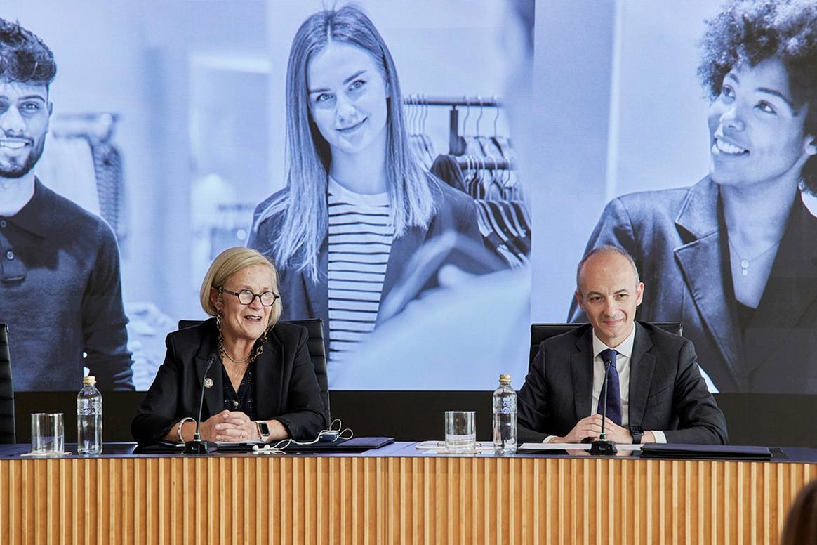 Óscar García Maceiras, consejero delegado de Inditex, y Christy Hoffman, secretaria general de UNI Global Union, durante la firma de la renovación del acuerdo que mantienen desde 2009.