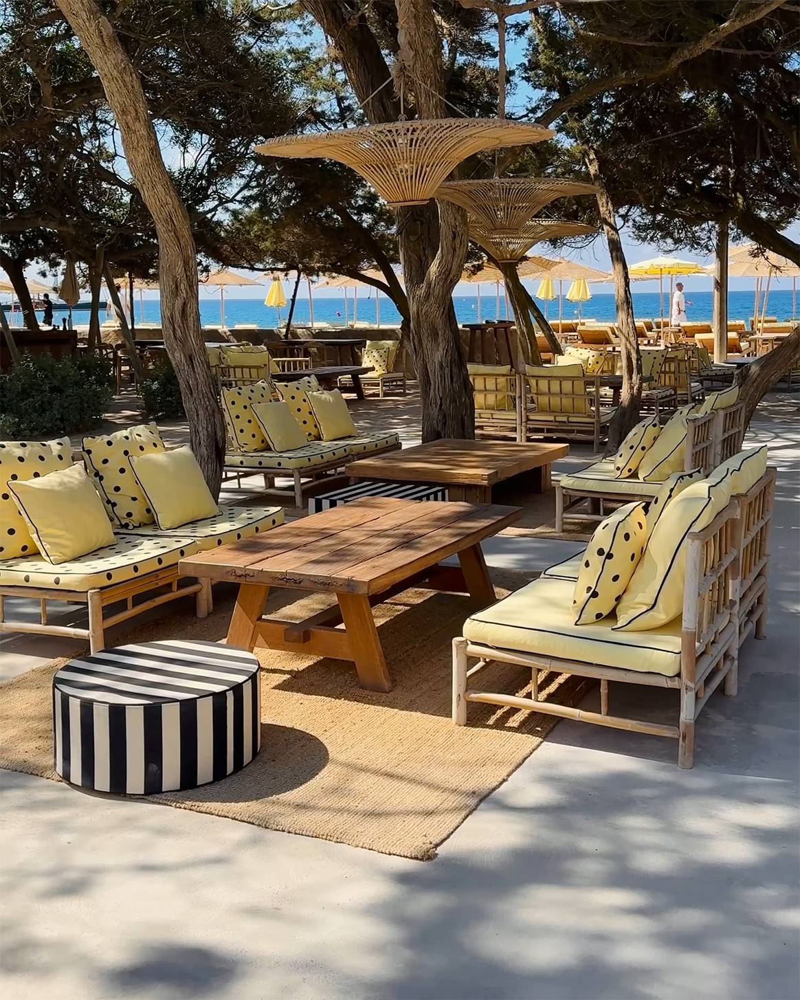 Intervención de Jacquemus en la zona de “beach club” de Casa Jondal, Ibiza (España).