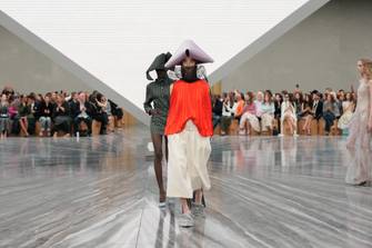 Standing ovation per la prima sfilata di Jonathan Anderson per la donna Dior