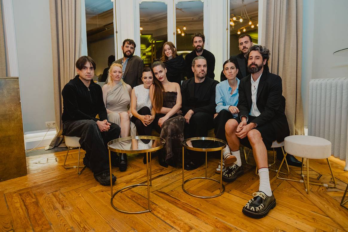 Pepa Salazar e Inés Lorenzo junto a ganadores de ediciones anteriores del Vogue Fashion Fund, con Jaime Álvarez (Mans), Paula Cánovas del Vas, Juan Vidal, Víctor Alonso, María Lemus, Leandro Cano ,Carlota Barrera y Moisés Nieto.