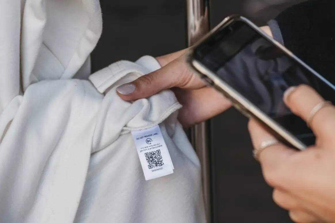 Qr code su una etichetta di vestiti