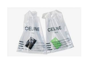Модный дом Celine выпустил полиэтиленовые пакеты стоимостью около тысячи долларов