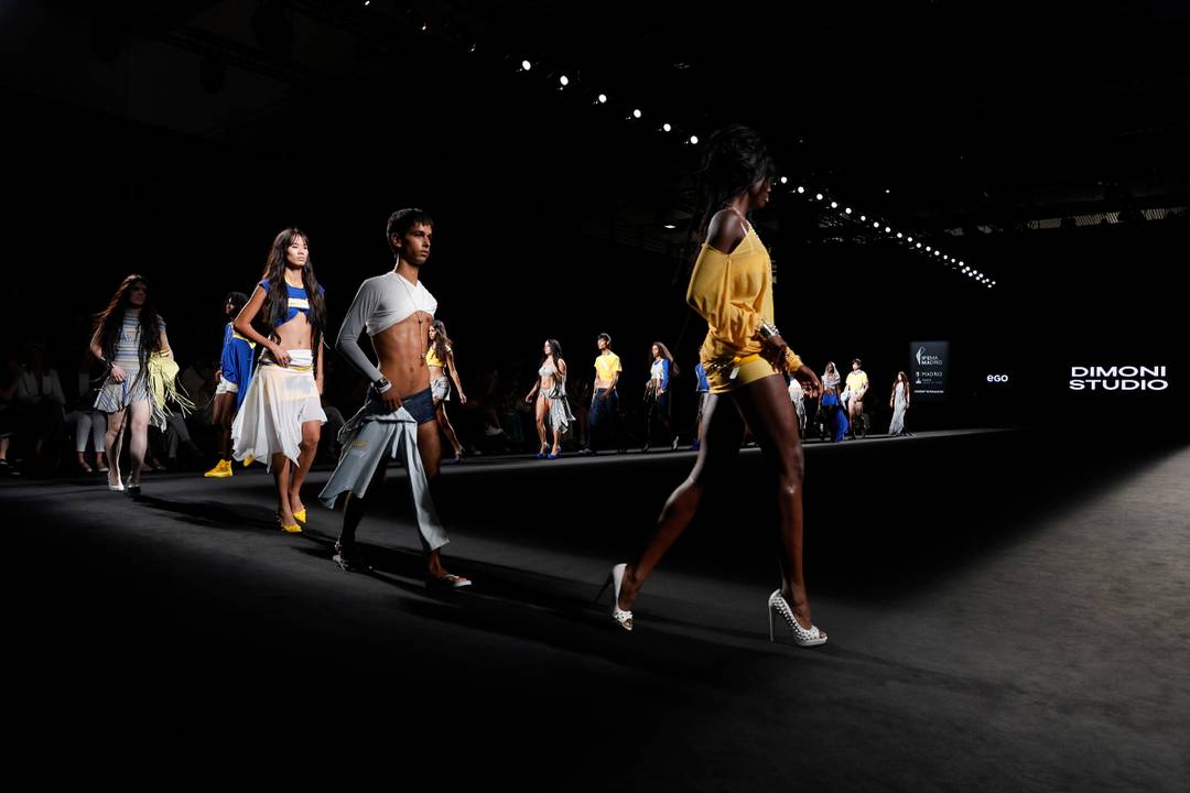 Desfile de Dimoni Studio, con piezas de UNOde50, en el circuito Ego de MBFW Madrid.