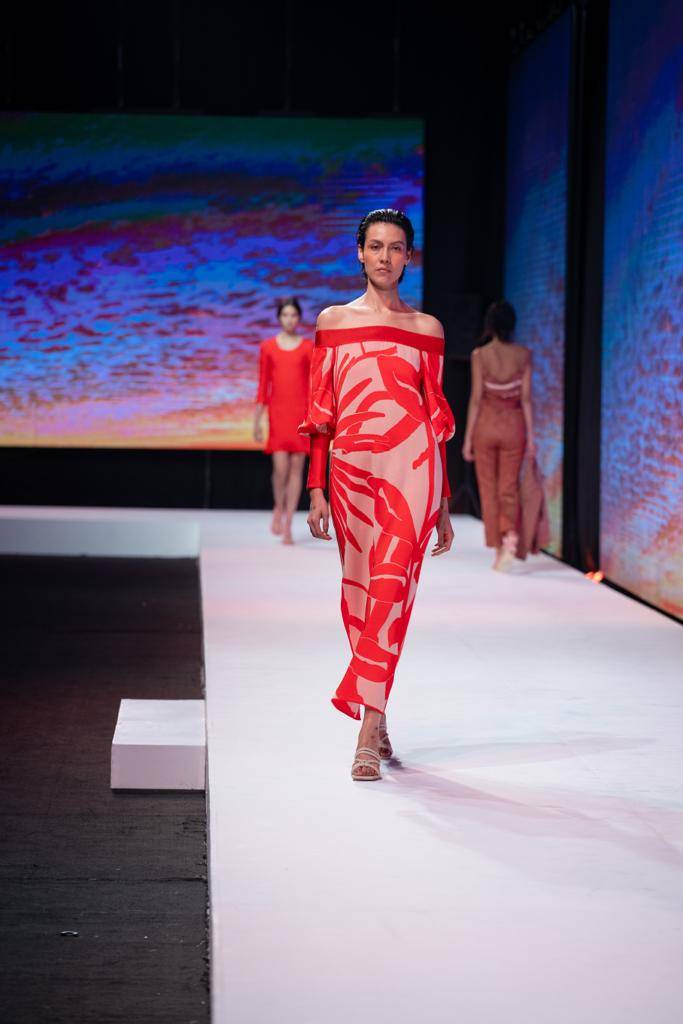 El rojo destacó en la pasarela.