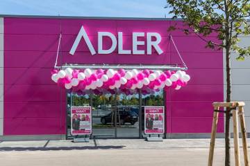 Bekleidungshändler Adler rutscht tiefer in die Verlustzone