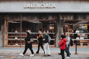 ‘Oud Balenciaga-ontwerper Lorenzo Riva (85) overleden’