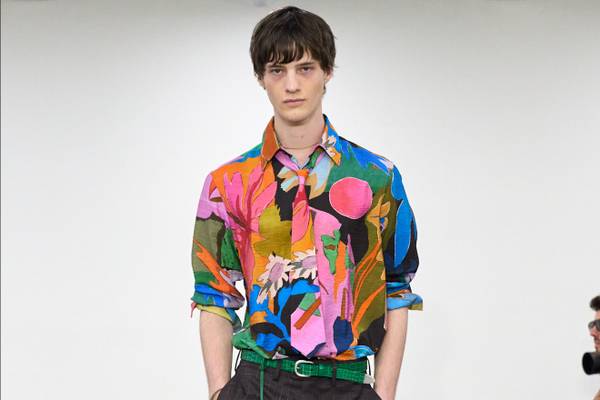 Mfw: viaggio onirico, contaminazione di culture e abiti scivolati per la moda uomo in cerca di certezze