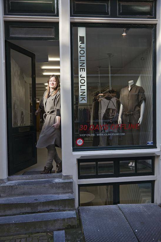 Koffie drinken in tijdelijke winkel van Joline Jolink