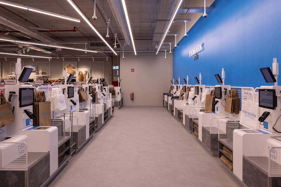 Tienda de Primark en el centro comercial Jaén Plaza de Jaén (España).
