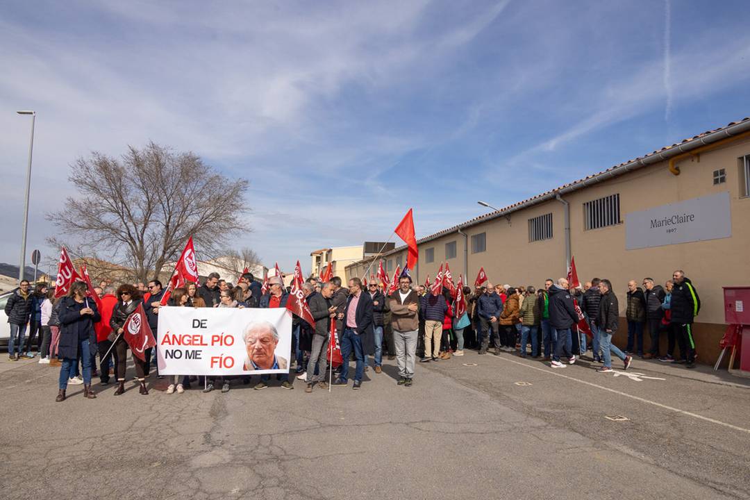 Concentración de los trabajadores de Marie Claire a las puertas de la fábrica de la firma de íntimo de Villafranca del Cid, el 19 de febrero de 2025.