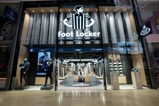 Foot Locker keert terug naar winst in vierde kwartaal ondanks algehele omzetdaling