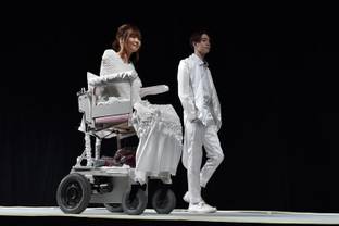 Mannequins en fauteuil ou aveugle, les défilés s'ouvrent au handicap à Tokyo