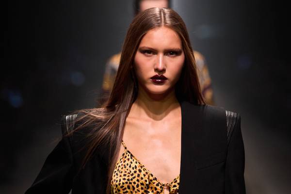 L'Ue dà il via libera all'acquisizione di Versace da parte di Prada