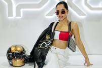 Becky G adopte un style à grande vitesse lors du Grand Prix de Miami & dévoile en avant-première la collection APXGP par TOMMY HILFIGER, créée pour le film "F1"