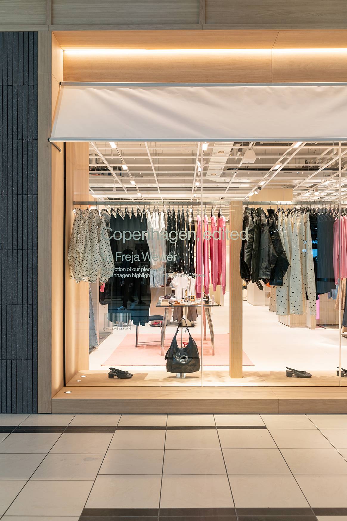 Tienda de Pull&Bear in the centro commercial Field's de Copenhague (Dinamarca).