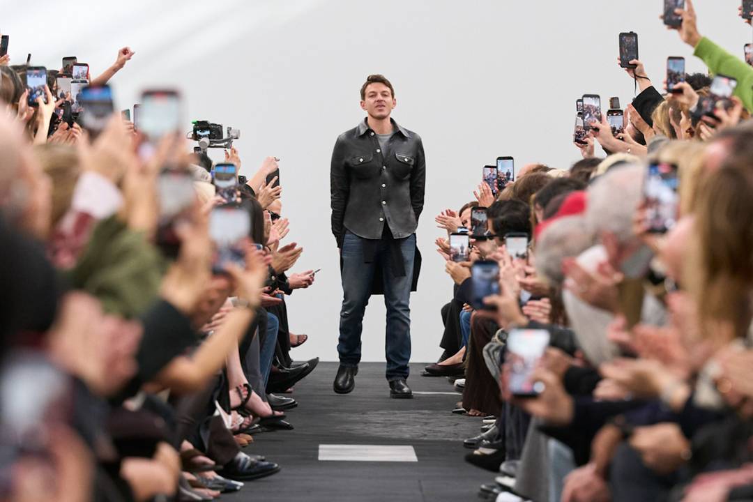 Nicolas di Felice fa un inchino durante quella che ora sappiamo essere stata la sua ultima sfilata per Courrèges.