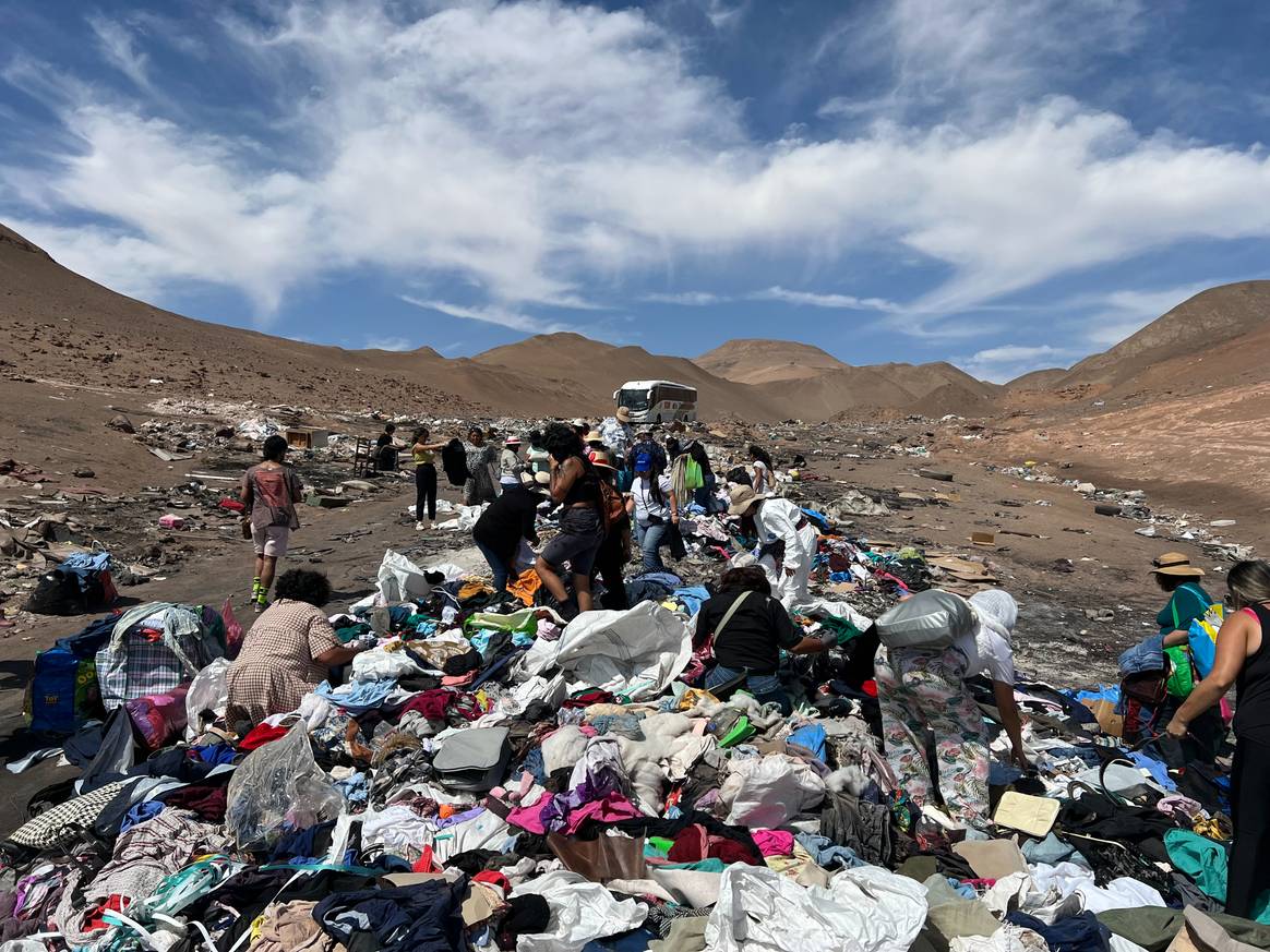 Un programa chileno trabaja con diseñadores y artesanos en la creación de colecciones con desechos textiles de Tarapacá