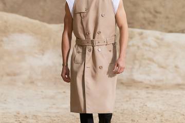 Burberry PE22 : Riccardo Tisci « bouscule les codes conventionnels » dans un défilé masculin d'un autre monde