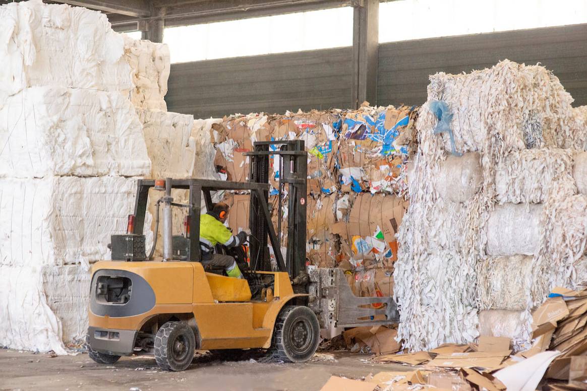 Planta de gestión de residuos textiles del Centre de Gestió Mediambiental (CGM) en Igualada, Barcelona (España).