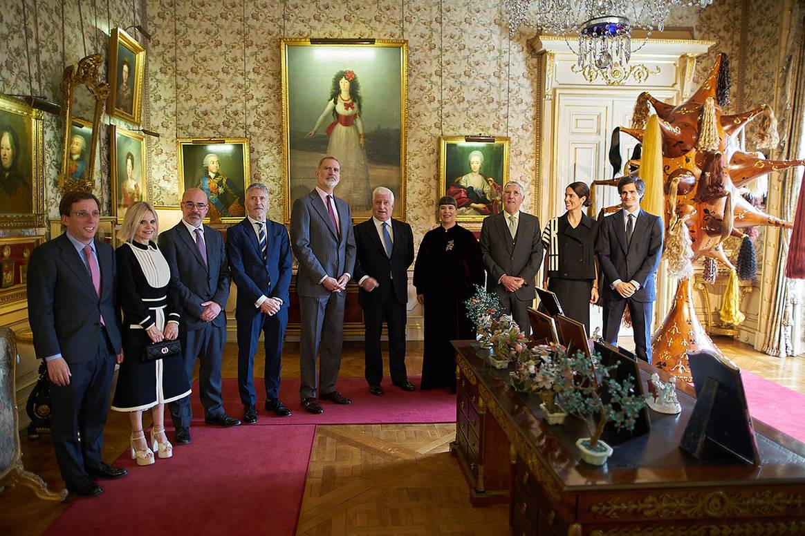 Felipe VI junto a la artista Joana Vasconcelos, el duque de Alba y otras autoridades y miembros de la familia durante su recorrido por la exposición.