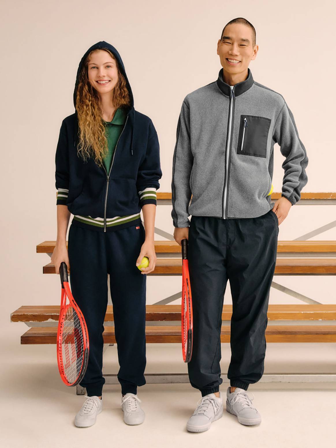 Fotografía de campaña de la colección deportiva cocreada por Roger Federer y Jonathan Anderson para Uniqlo.