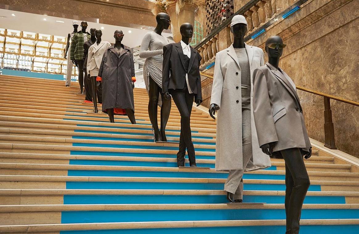 In foto: il nuovo pop-up store di Fenty alle Galeries Lafayette Champs Élysées