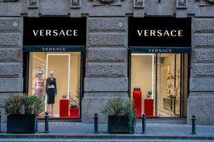 Versace-Mutter Capri rutscht im vierten Quartal tiefer in die Verlustzone