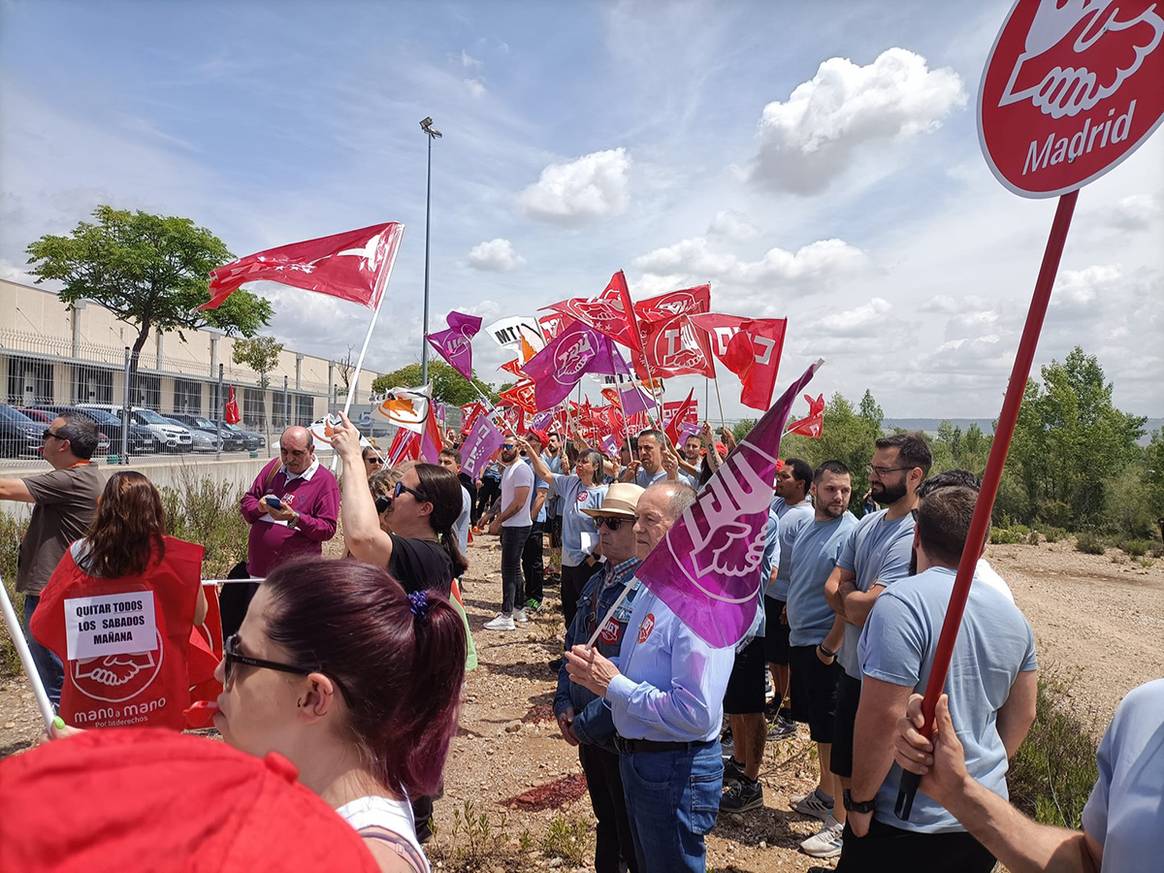 Photo Credits: Trabajadores de Plataforma Logística Meco, filial de Inditex, durante las concentraciones convocadas el 25 de mayo de 2023 frente a las instalaciones del centro logístico. CCOO, SLTM y UGT Inditex Meco.