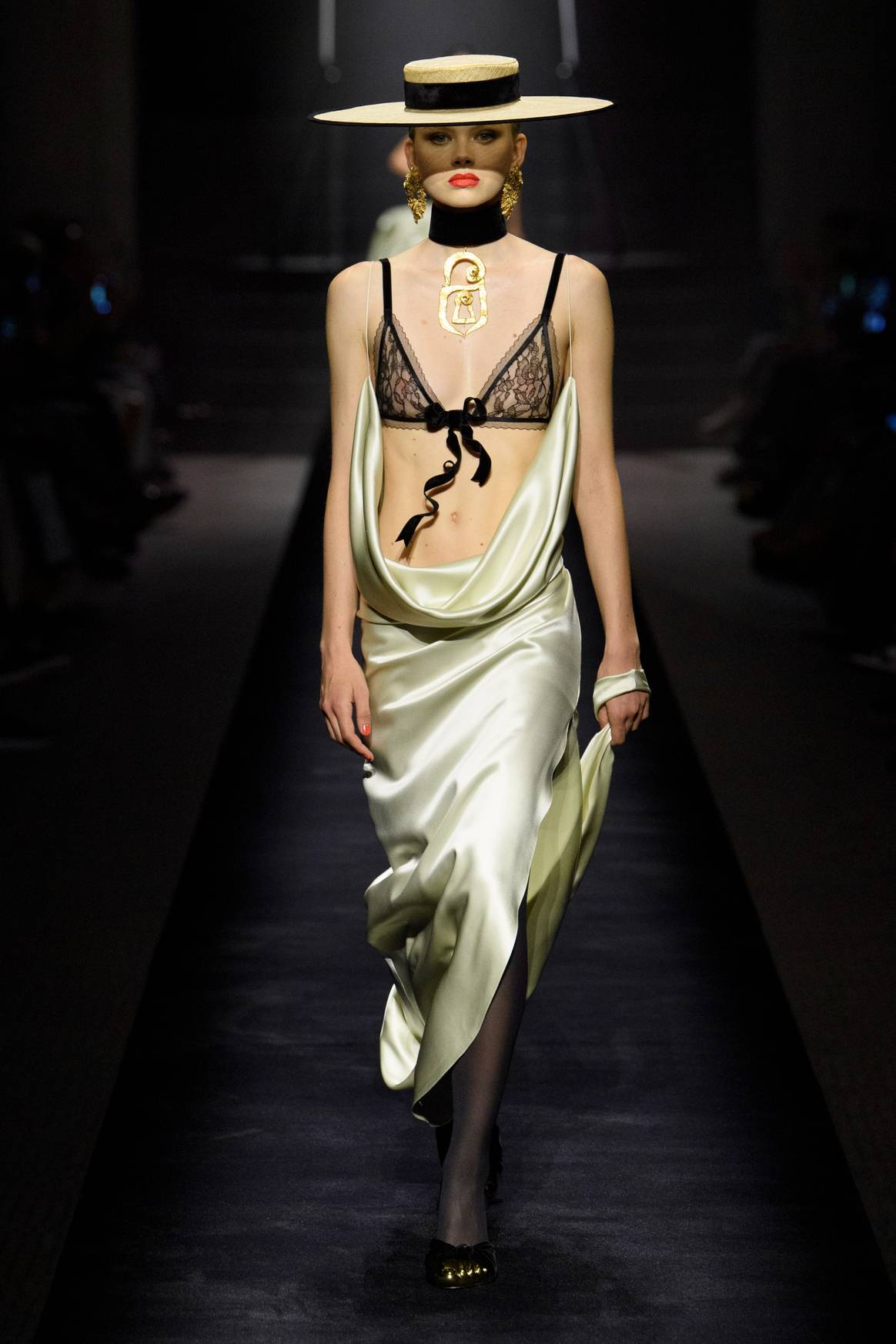 Schiaparelli, Haute Couture AH 22/23. (image via Lucien Pagès)