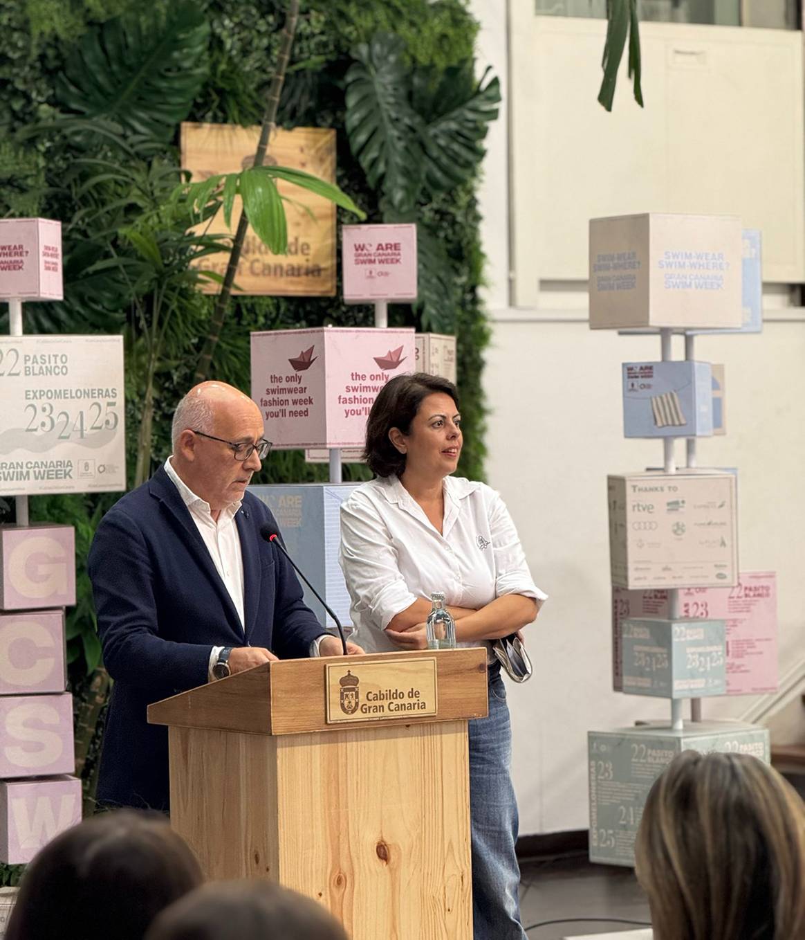 Antonio Morales, presidente del Cabildo de Gran Canaria, y Minerva Alonso, consejera de Desarrollo Económico del Cabildo, durante el evento de presentación de GCSW 2025.