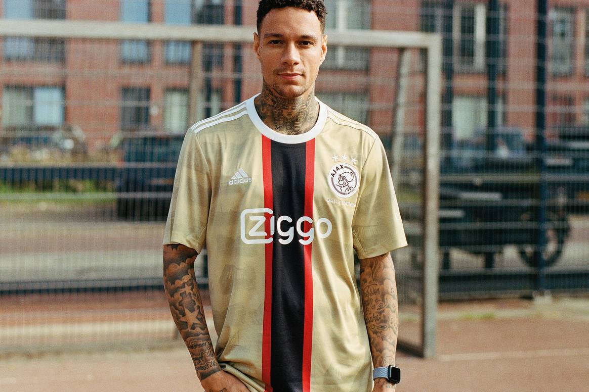 Gregory van der Wiel in het derde tenue. Beeld via Daily Paper