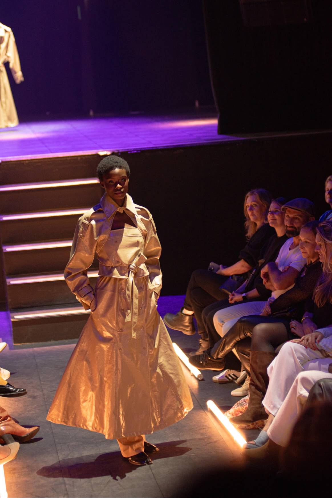 Een model loopt de openingsshow van Dutch Sustainable Fashion Week 2025