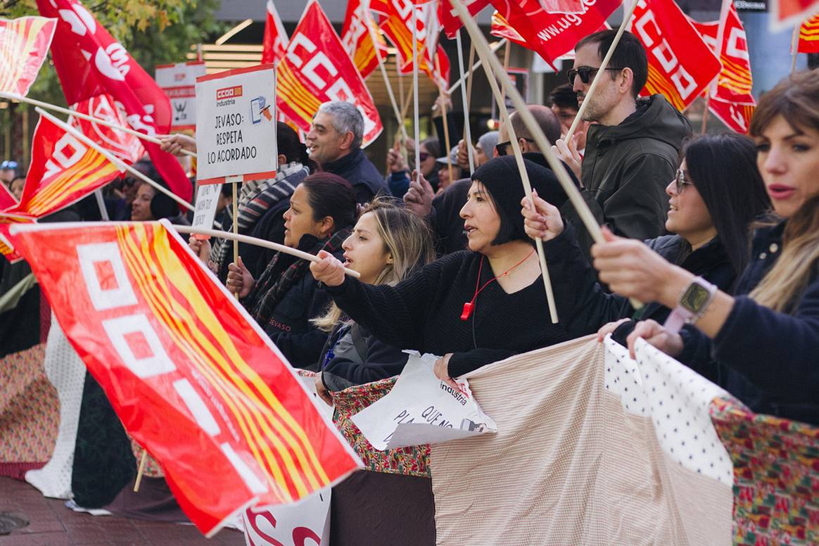 Concentración de los trabajadores de Jevaso en Zaragoza el lunes 24 de noviembre de 2025.