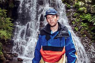 Loewe se apunta a la moda outdoor con el actor Josh O ́Connor