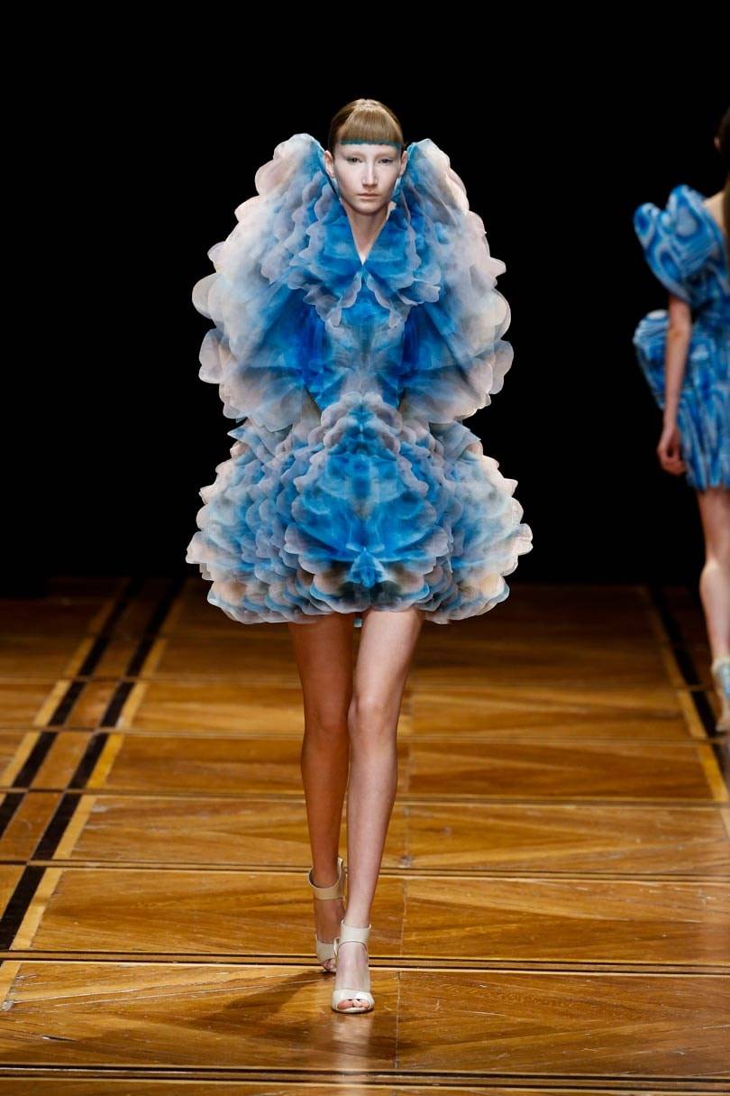 Kijken: De kleurrijke haute couture collectie van Iris van Herpen