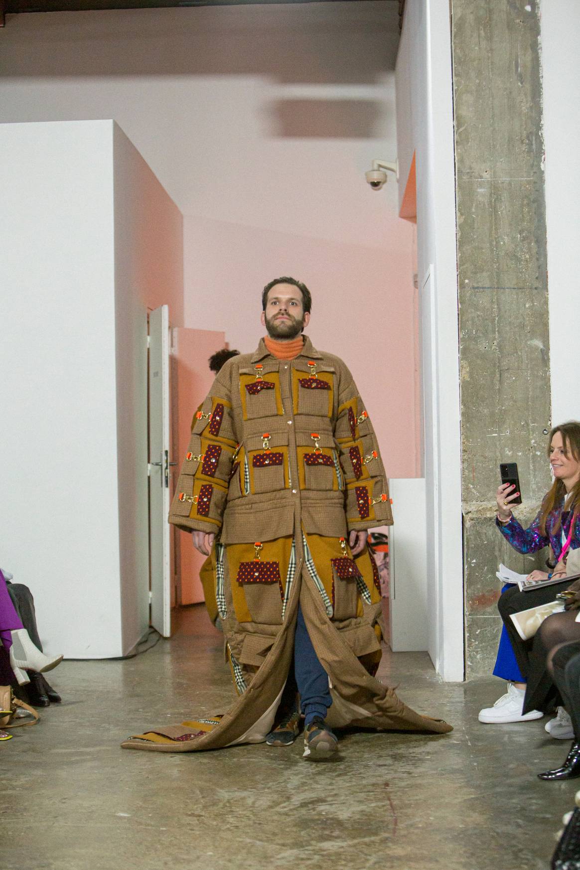 Sheltersuit presentatie in Parijs, beeld van Alex Pommier, via Sheltersuit