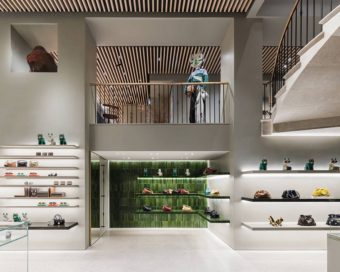 Tienda de Loewe en el número 48 de la Avenue Montaigne de París (Francia).