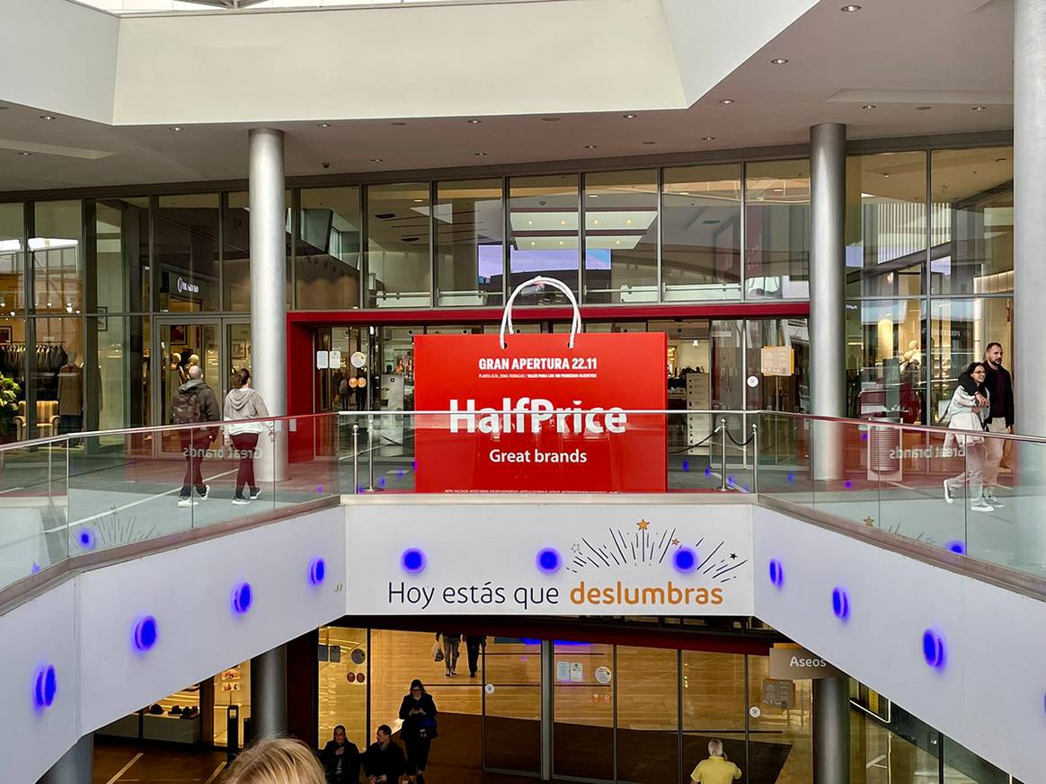 Tienda de Half Price en el centro comercial Puerto Venecia de Zaragoza, Aragón (España).